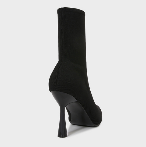 Pointed-toe Stretchy Black Knit Boots