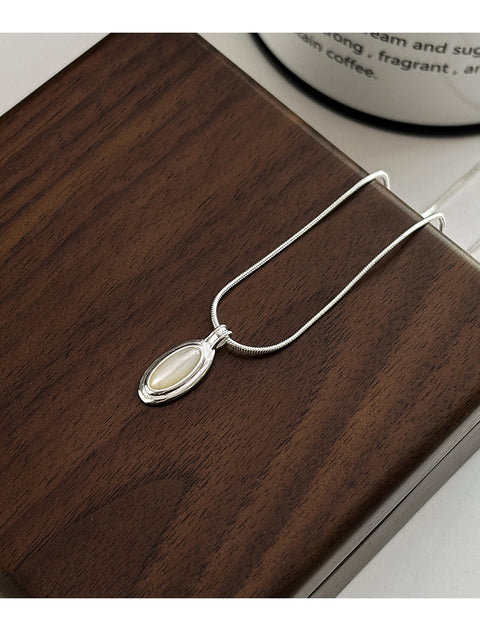 Simple Oval Black Onyx White Shell Necklace