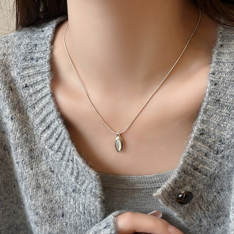 Simple Oval Black Onyx White Shell Necklace