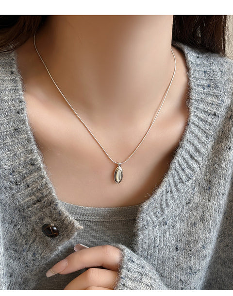 Simple Oval Black Onyx White Shell Necklace