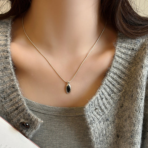 Simple Oval Black Onyx White Shell Necklace