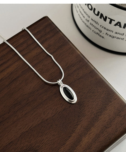 Simple Oval Black Onyx White Shell Necklace